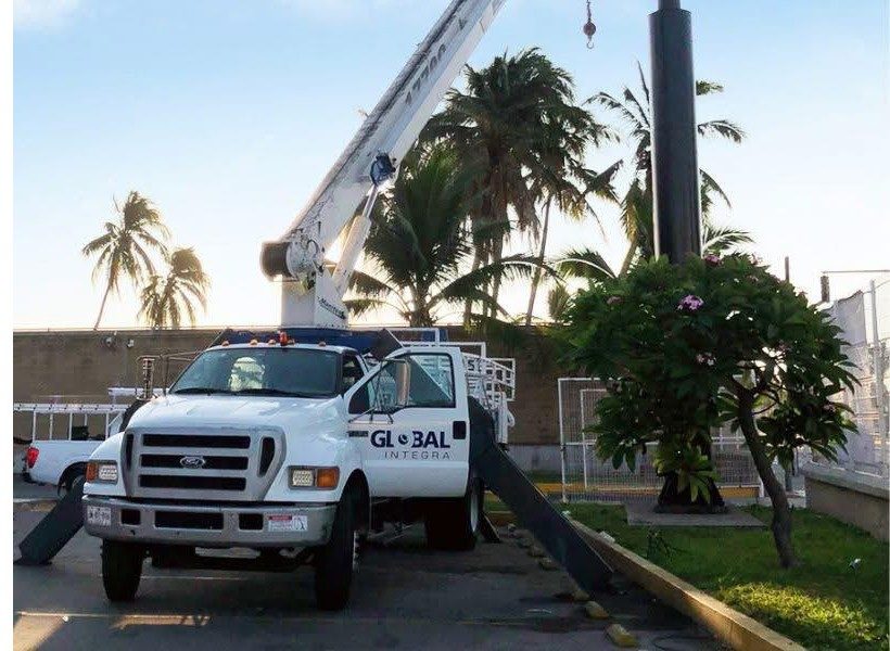 Camión Global Integra instalando tótem The Home Depot