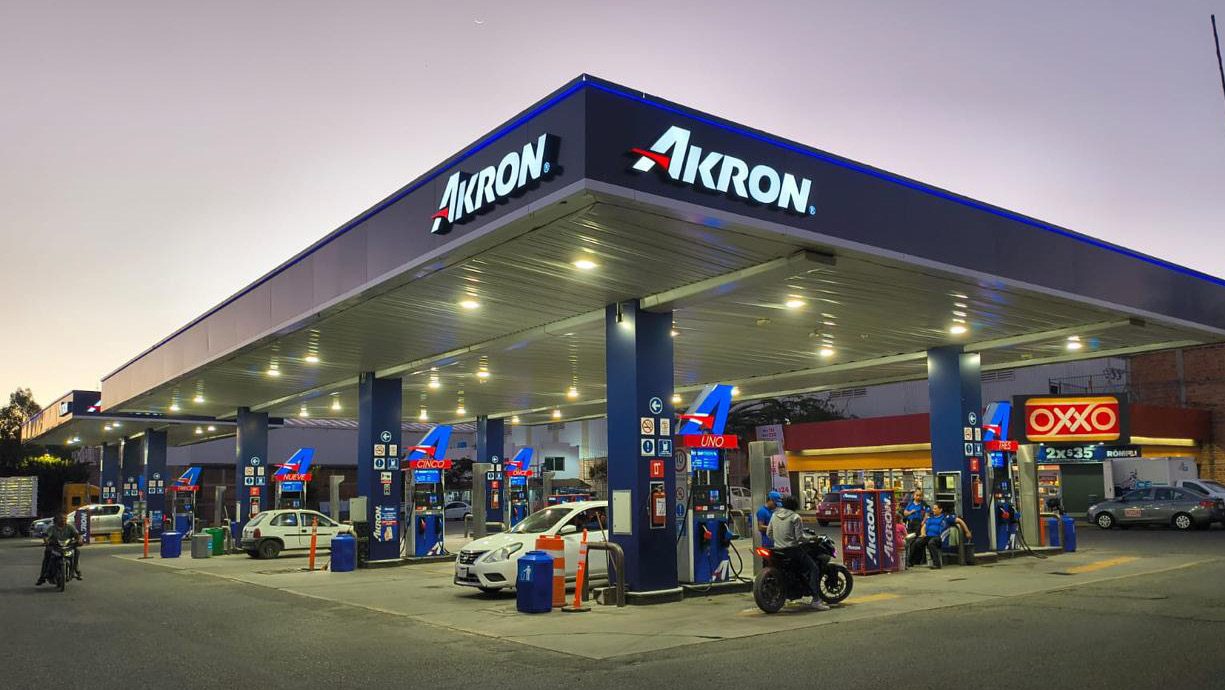 Estación de servicio Akron al atardecer