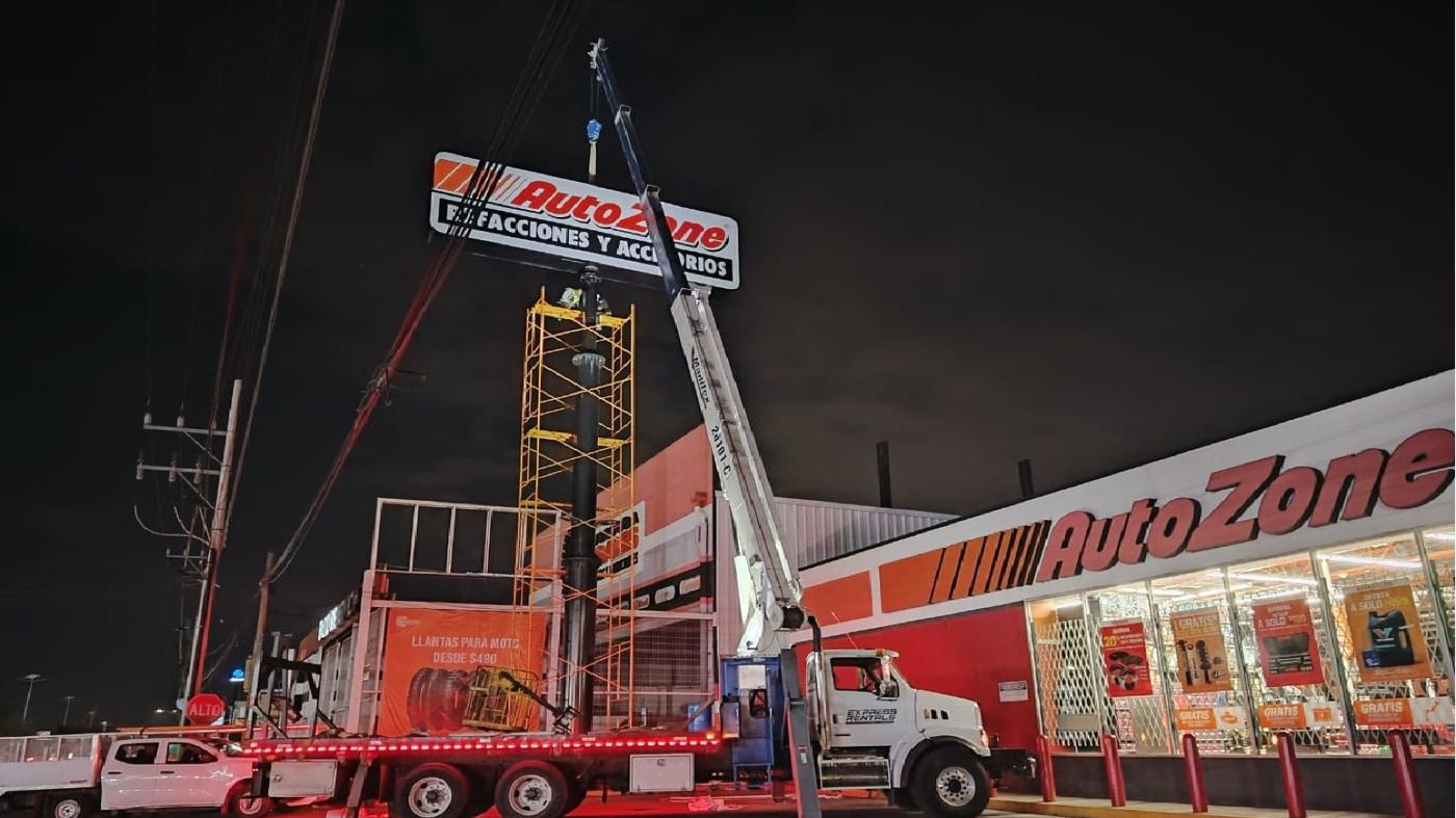 Instalación nocturna de pylon AutoZone