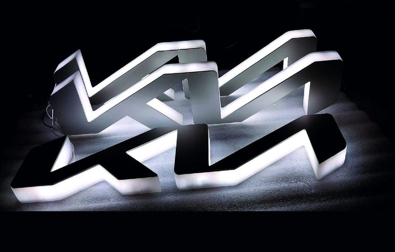 Letras 3D retroiluminadas Kia de noche