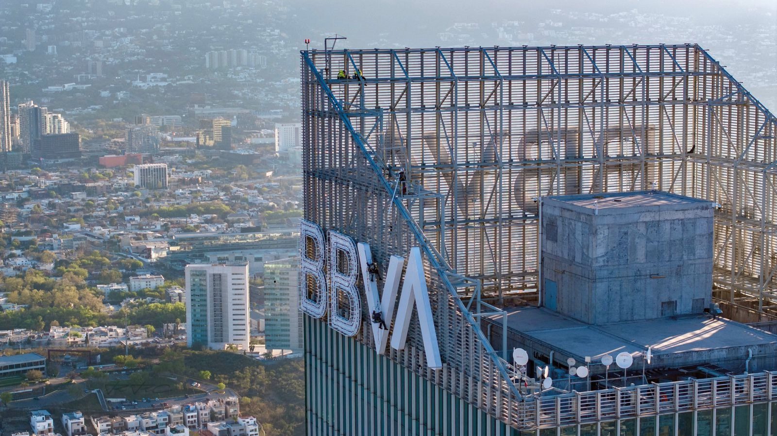 Instalación monumental en torre BBVA