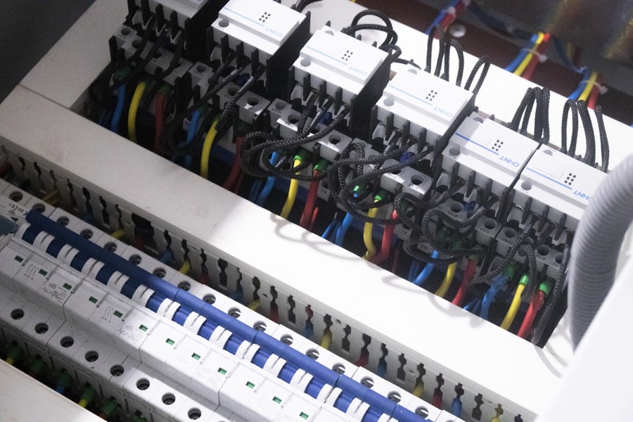 Panel eléctrico con cableado para instalación de iluminación