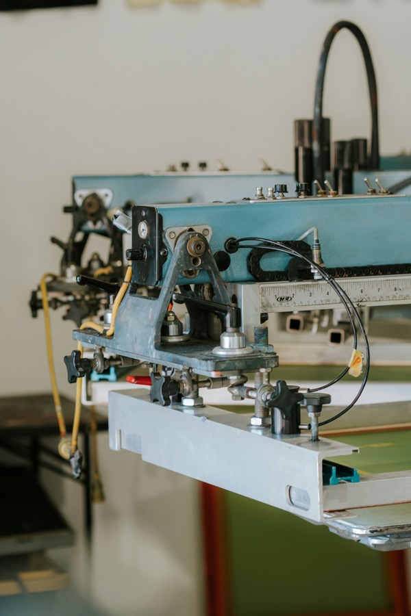 Máquina de acabado e impresión industrial en taller