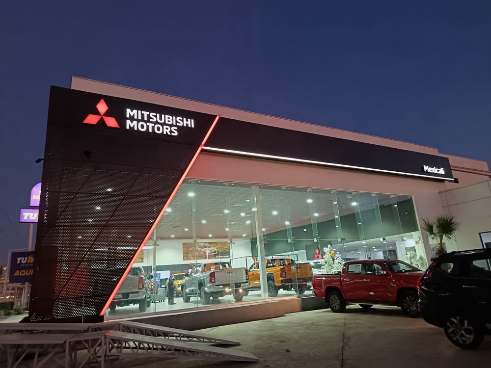 Fachada de agencia Mitsubishi Motors de noche