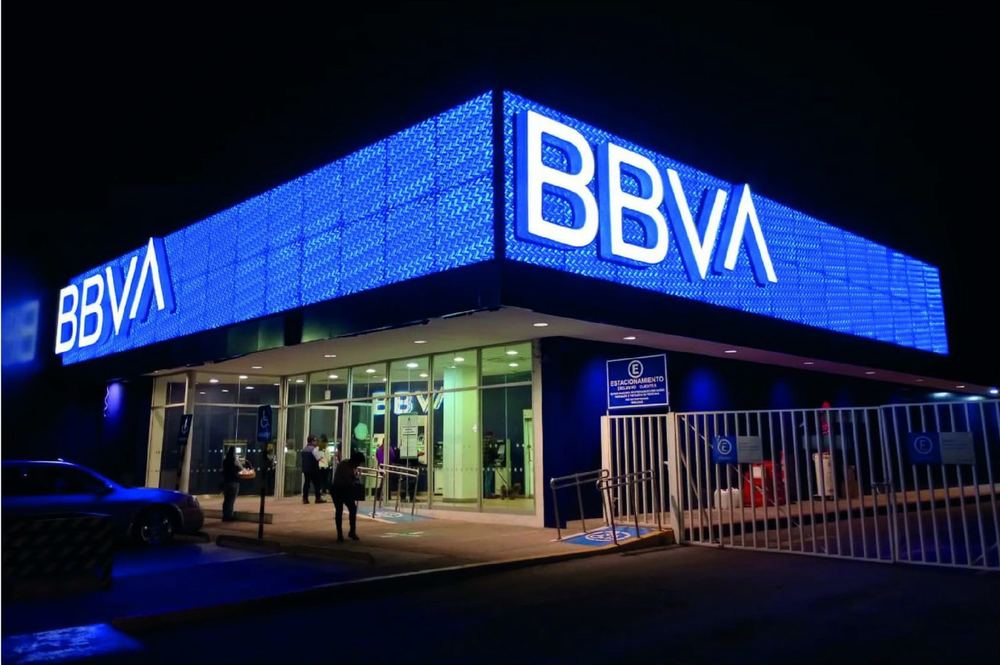 Fachada luminosa BBVA con panel arquitectónico