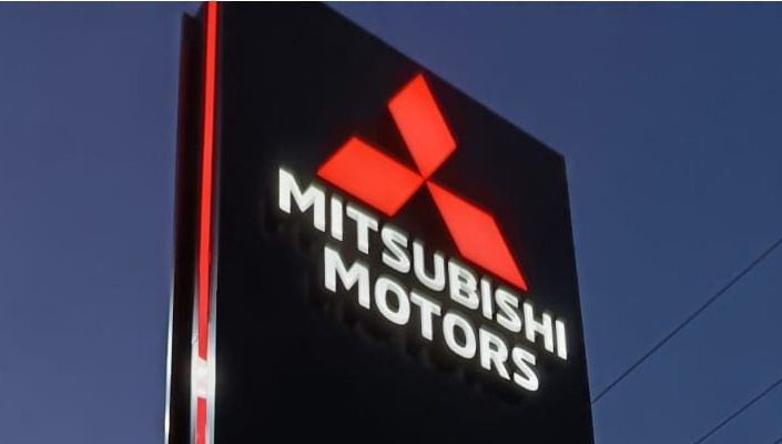 Tótem luminoso Mitsubishi Motors