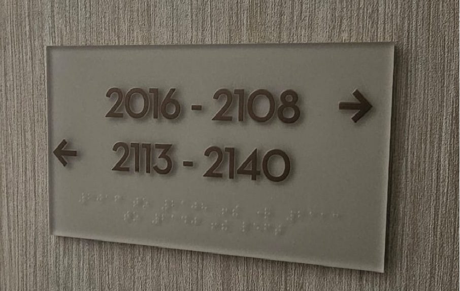 Señalización de orientación con sistema braille