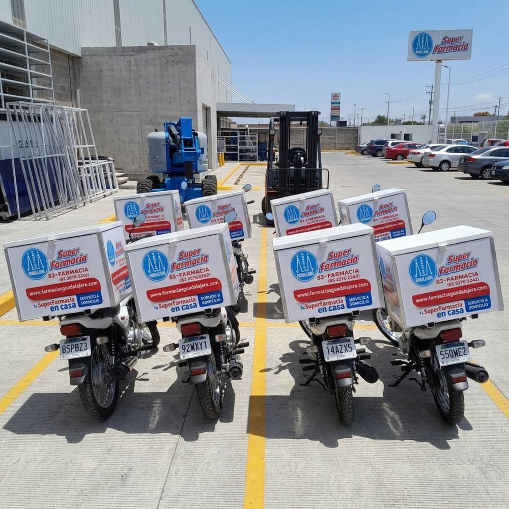 Flotilla de motocicletas rotuladas para farmacia